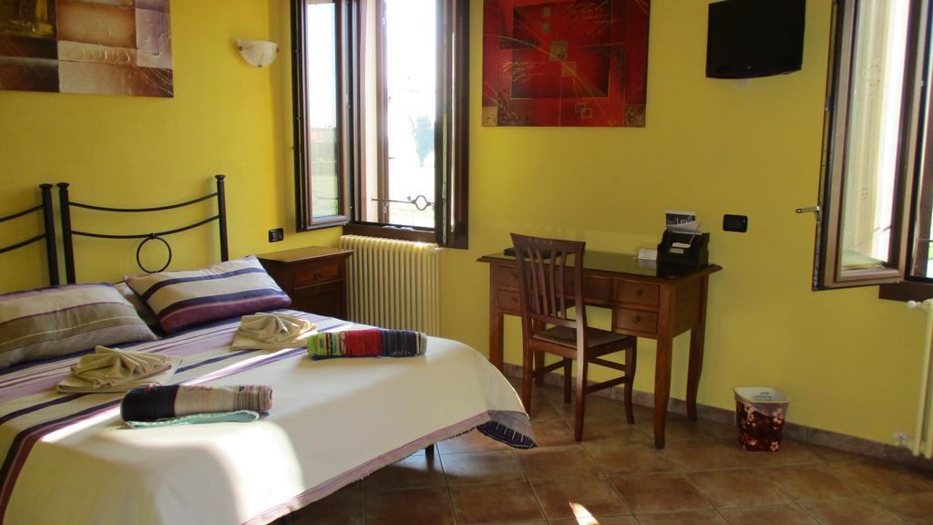 Casa Di Campagna B&B La Corte Феррара Экстерьер фото